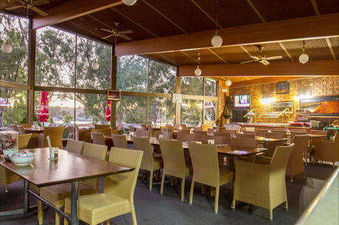 Cafe Mannum - Mannum Motel Complex - VIC Tourism 1