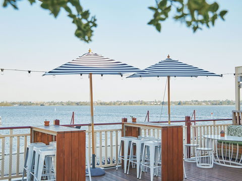 The Lucky Shag Waterfront Bar - VIC Tourism 2