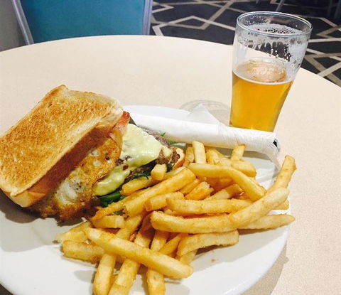 Leopold Sportsmans Club - VIC Tourism 13