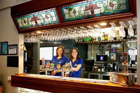 Manning River Hotel - VIC Tourism 1