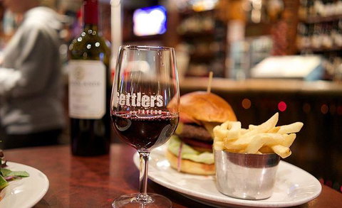 Settlers Tavern - VIC Tourism 11