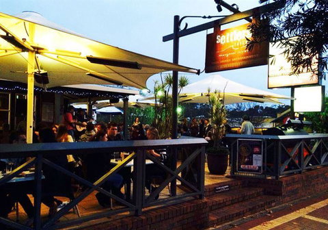 Settlers Tavern - VIC Tourism 4