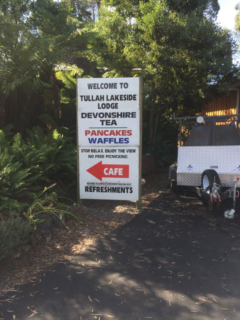 Lakeside Bar & Grill - VIC Tourism 3