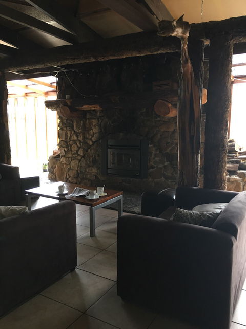 Lakeside Bar & Grill - VIC Tourism 4