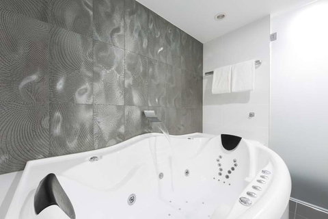 Avenue Hotel Canberra - VIC Tourism 3