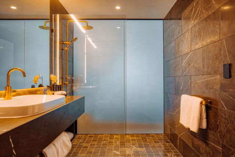 Eatons Hill Hotel - VIC Tourism 5