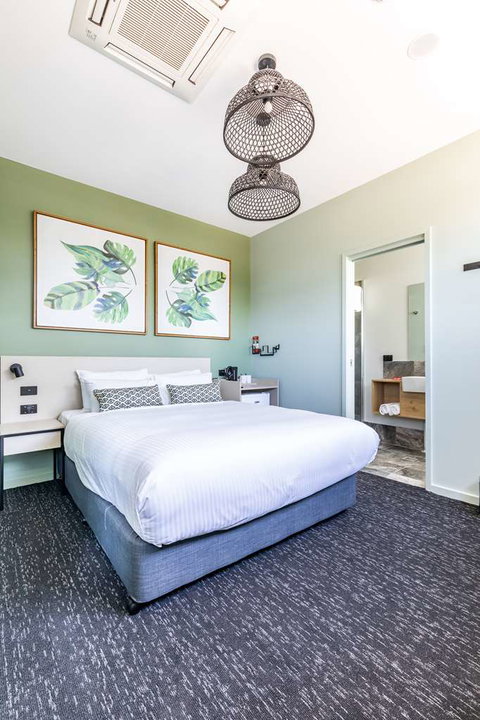 Nightcap at Commercial Hotel - VIC Tourism 0