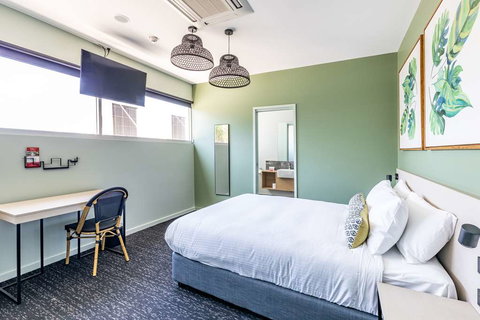 Nightcap at Commercial Hotel - VIC Tourism 1