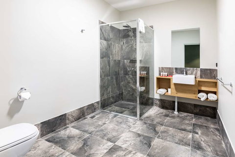 Nightcap at Commercial Hotel - VIC Tourism 2