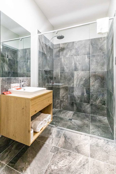 Nightcap at Commercial Hotel - VIC Tourism 3