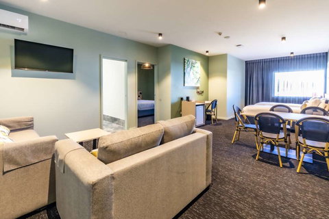 Nightcap at Commercial Hotel - VIC Tourism 4