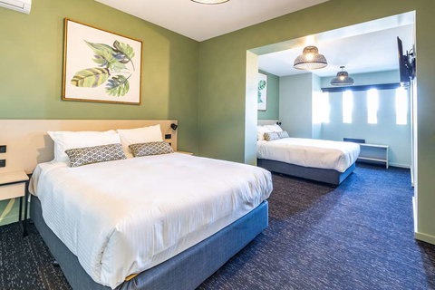 Nightcap at Commercial Hotel - VIC Tourism 5