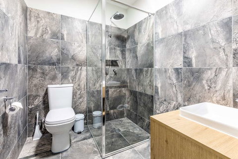 Nightcap at Commercial Hotel - VIC Tourism 6