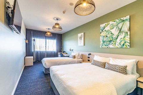 Nightcap at Commercial Hotel - VIC Tourism 7