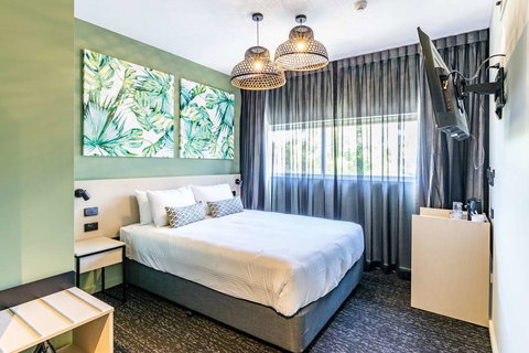 Nightcap at Commercial Hotel - VIC Tourism 8