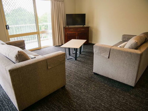 Nightcap at Hinterland Hotel - VIC Tourism 1