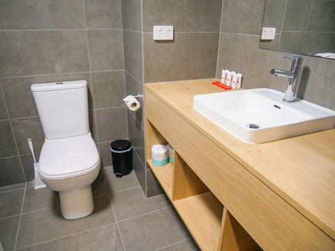 Nightcap at Hinterland Hotel - VIC Tourism 7