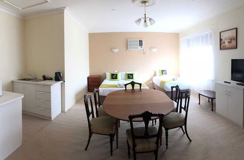 Meramie Motor Inn - VIC Tourism 5
