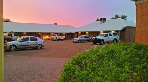 Mud Hut Motel - VIC Tourism 1