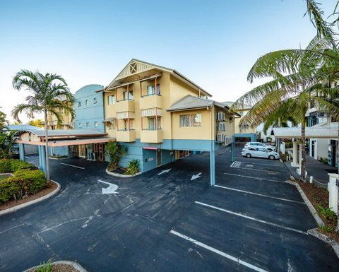 Cairns Queenscourt - VIC Tourism 0