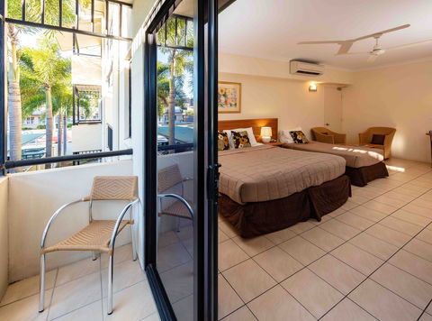 Cairns Queenscourt - VIC Tourism 2