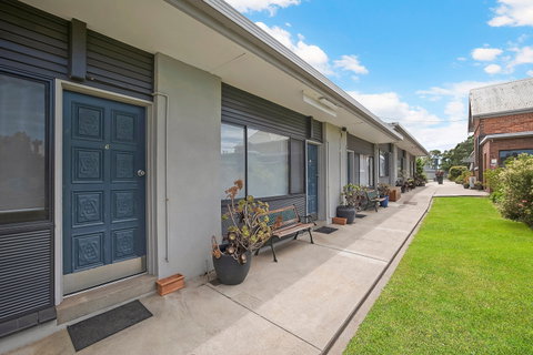 Hamilton Lakeside Motel - VIC Tourism 0