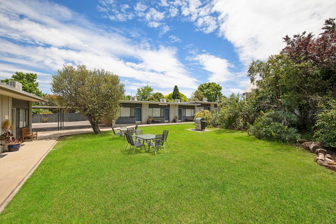Hamilton Lakeside Motel - VIC Tourism 1