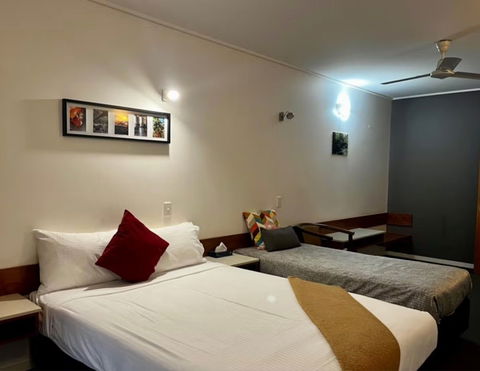Ayr Traveller's Motel - VIC Tourism 1