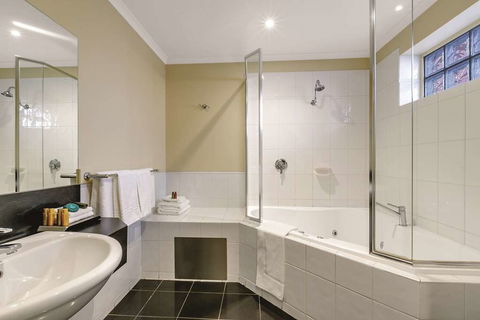 Lake Inn Ballarat - VIC Tourism 16