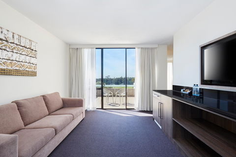Holiday Inn Warwick Farm - VIC Tourism 11