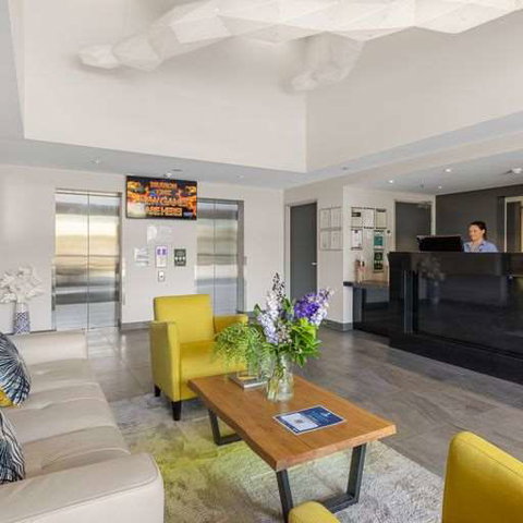 H on Mitchell Apartment Hotel - VIC Tourism 0
