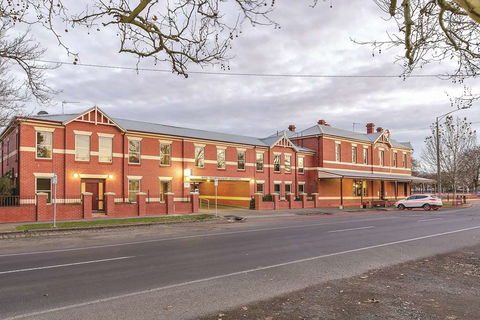 Lake Inn Ballarat - VIC Tourism 1