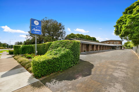 Hotel Aspen & Apartments - VIC Tourism 0