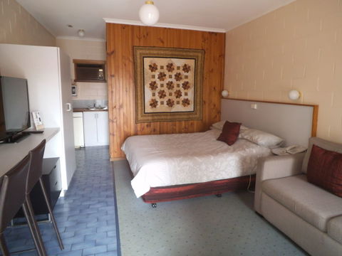 Yarragon Motel - VIC Tourism 0