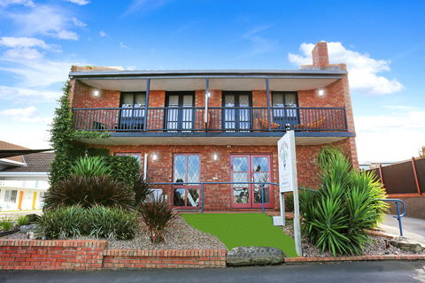 Tudor Motor Inn - VIC Tourism 0
