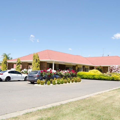 Pines Country Club Motor Inn - VIC Tourism 0