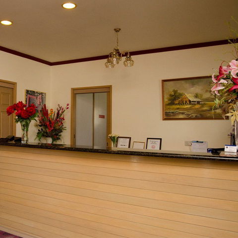 Pines Country Club Motor Inn - VIC Tourism 1