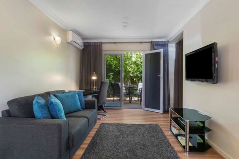 The Peninsula Riverside Apartments - VIC Tourism 3