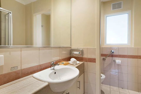 The Peninsula Riverside Apartments - VIC Tourism 6