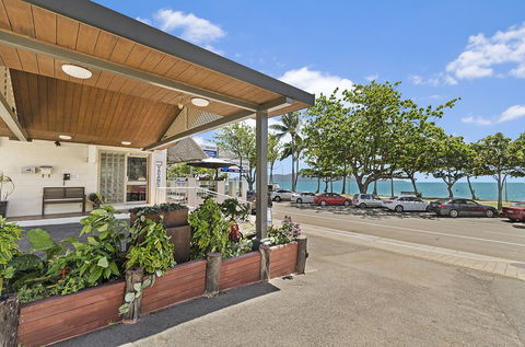 Beach House Motel - VIC Tourism 0