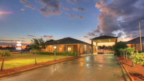 Bushmans Motor Inn - VIC Tourism 1
