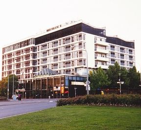 Hotel Adelaide International - VIC Tourism 0