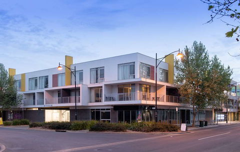 Mawson Lakes Hotel - VIC Tourism 1