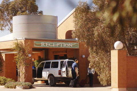 Mud Hut Motel - VIC Tourism 0