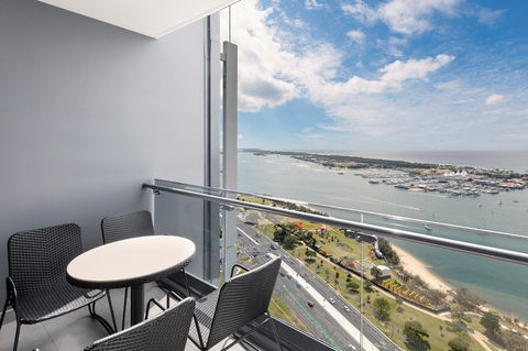 Meriton Suites Southport - VIC Tourism 0