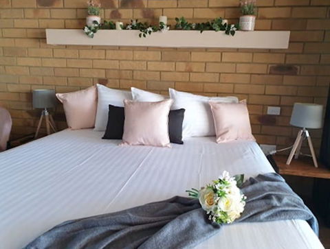 Abacus Motel Mount Isa - VIC Tourism 3