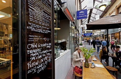 Hotel Causeway - VIC Tourism 0