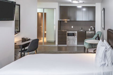 Holiday Inn & Stes Sydney Bondi Junction - VIC Tourism 2