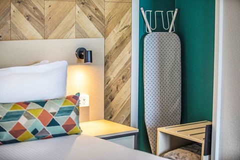 Nightcap At Sylvania Hotel - VIC Tourism 0