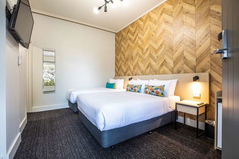 Nightcap At Sylvania Hotel - VIC Tourism 1